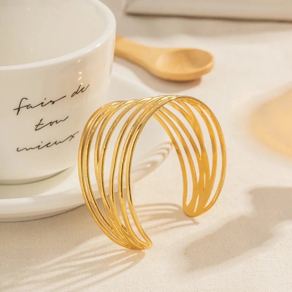 Bracelet manchette doré, design contemporain, en acier inoxydable, modèle Mouna - La Boutique du Bracelet