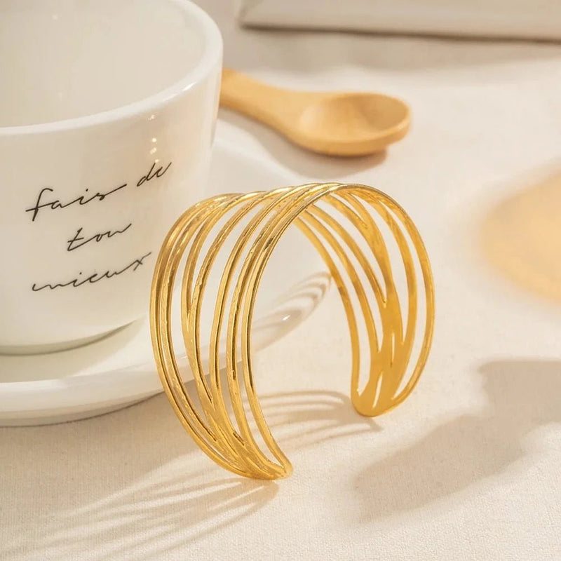 Bracelet manchette doré, design contemporain, en acier inoxydable, modèle Mouna - La Boutique du Bracelet