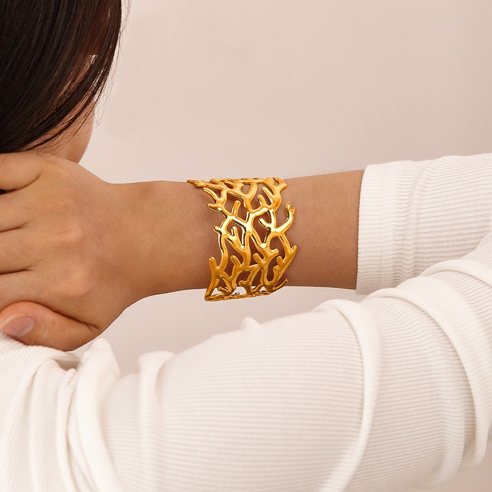 Bracelet manchette doré, design corail organique, en acier inoxydable, modèle Evania - La Boutique du Bracelet