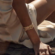 Bracelet manchette doré, effet martelé ajouré, en acier inoxydable, modèle Kaëna - La Boutique du Bracelet