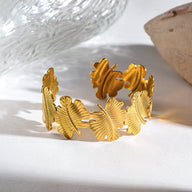 Bracelet manchette doré, feuilles monstera, en acier inoxydable, modèle Omelya - La Boutique du Bracelet