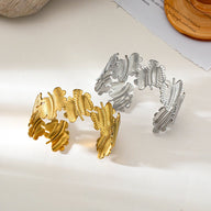 Bracelet manchette doré, feuilles monstera, en acier inoxydable, modèle Omelya - La Boutique du Bracelet