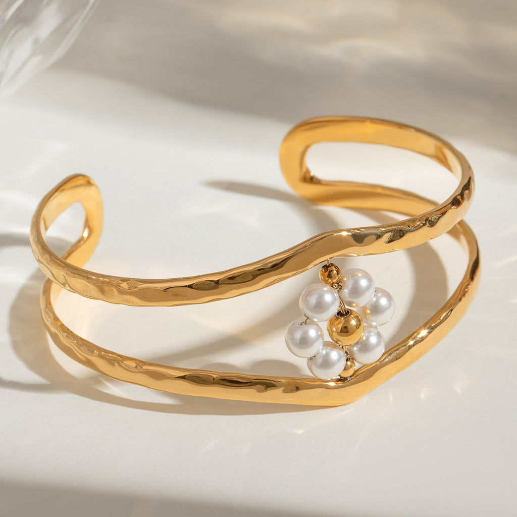 Bracelet manchette doré, fleur en perles blanches, en acier inoxydable, modèle Nelyra - La Boutique du Bracelet