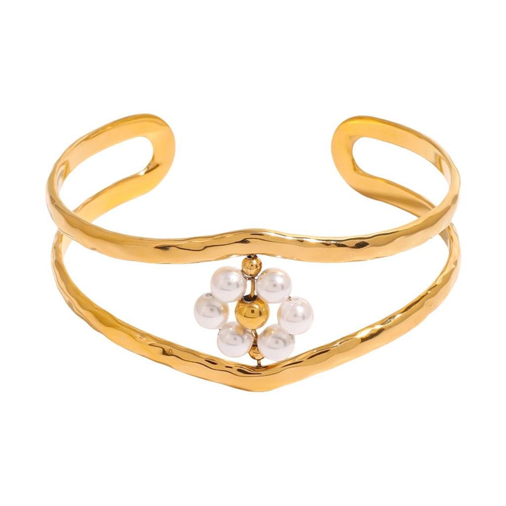 Bracelet manchette doré, fleur en perles blanches, en acier inoxydable, modèle Nelyra - La Boutique du Bracelet