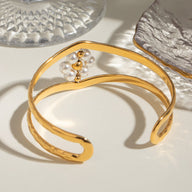 Bracelet manchette doré, fleur en perles blanches, en acier inoxydable, modèle Nelyra - La Boutique du Bracelet