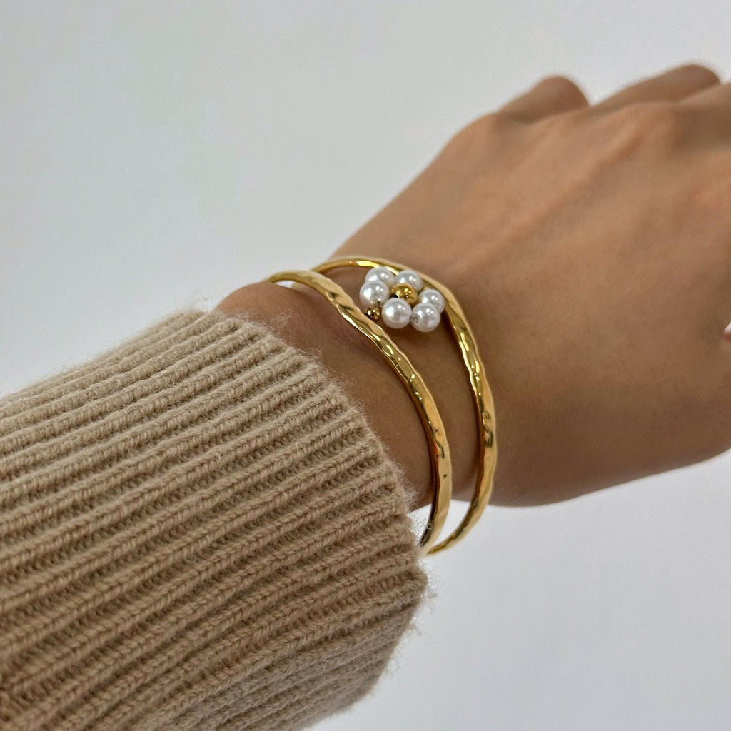 Bracelet manchette doré, fleur en perles blanches, en acier inoxydable, modèle Nelyra - La Boutique du Bracelet