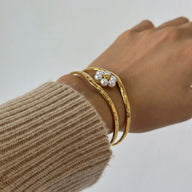 Bracelet manchette doré, fleur en perles blanches, en acier inoxydable, modèle Nelyra - La Boutique du Bracelet