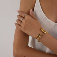 Bracelet manchette doré, géométrique moderne, en titane, modèle Elaris - La Boutique du Bracelet