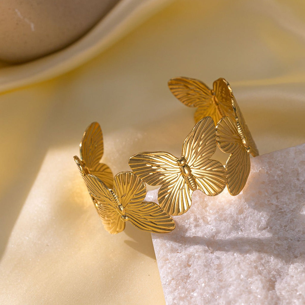 Bracelet manchette doré, papillon design élégant, en acier inoxydable, modèle Velya - La Boutique du Bracelet
