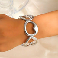 Bracelet manchette doré, style épuré, ovales irréguliers, en acier inoxydable, modèle Xalina - La Boutique du Bracelet