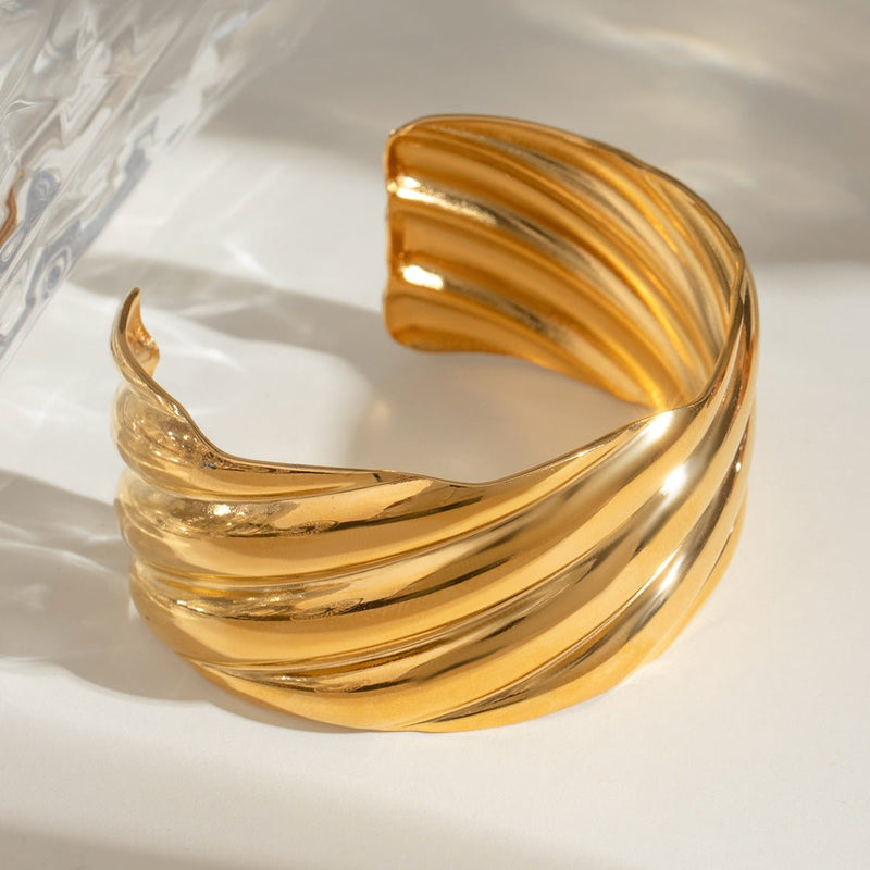 Bracelet manchette doré, vagues ondulées, en acier inoxydable, modèle Zorena - La Boutique du Bracelet