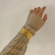 Bracelet manchette doré, vagues ondulées, en acier inoxydable, modèle Zorena - La Boutique du Bracelet