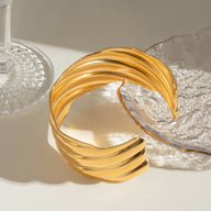 Bracelet manchette doré, vagues ondulées, en acier inoxydable, modèle Zorena - La Boutique du Bracelet