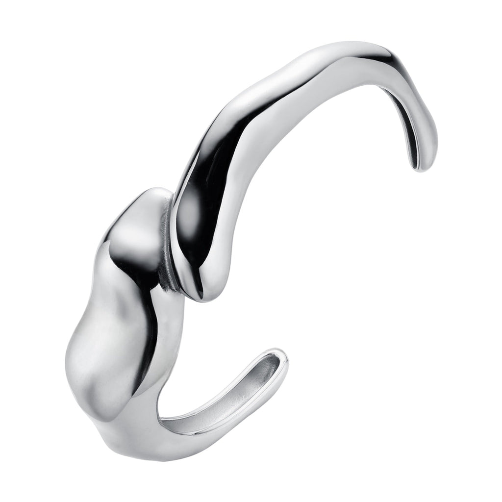 Bracelet manchette en acier inoxydable argenté à surface lisse et forme organique fondue moderne.