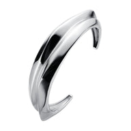 Bracelet manchette ouvert en acier inoxydable poli, design fluide et incurvé, style Y2K.