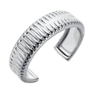 Bracelet manchette argenté en acier inoxydable avec surface en relief texturé et finition brillante, design ouvert et.