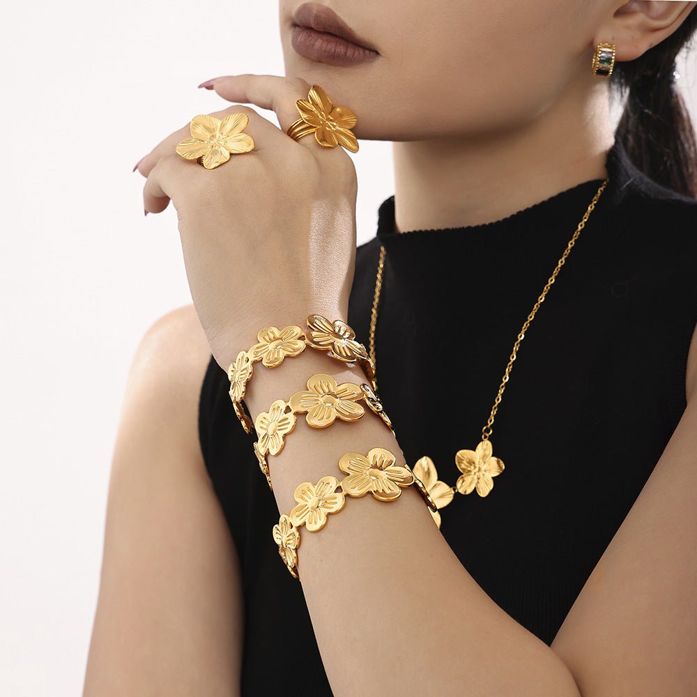 Bracelet manchette, en acier inoxydable, fleurs ciselées éclat raffiné, modèle Gentiane - La Boutique du Bracelet