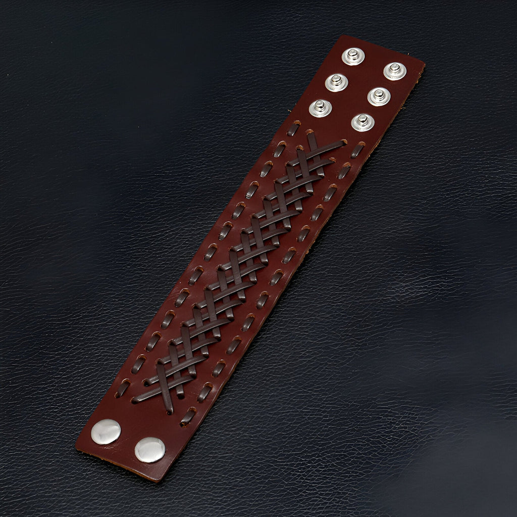 Bracelet manchette en cuir marron tressé avec boutons pression argentés, style robuste homme.