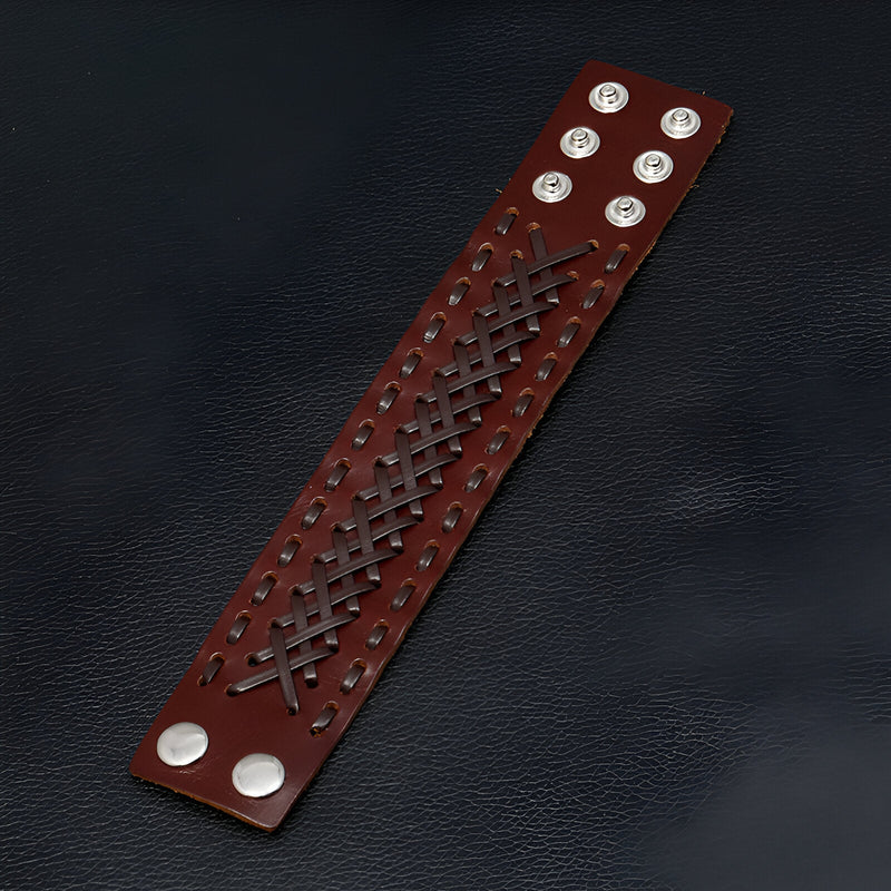 Bracelet manchette en cuir marron tressé avec boutons pression argentés, style robuste homme.