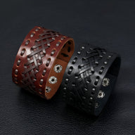 Bracelet manchette en cuir tissé marron avec fermeture à boutons-pression en métal et bracelet noir similaire.