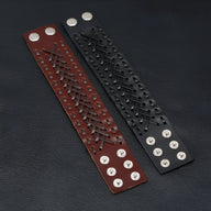 Bracelet manchette tissé en cuir marron avec boutons-pression argentés et bracelet noir similaire.