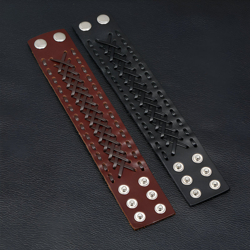 Bracelet manchette tissé en cuir marron avec boutons-pression argentés et bracelet noir similaire.