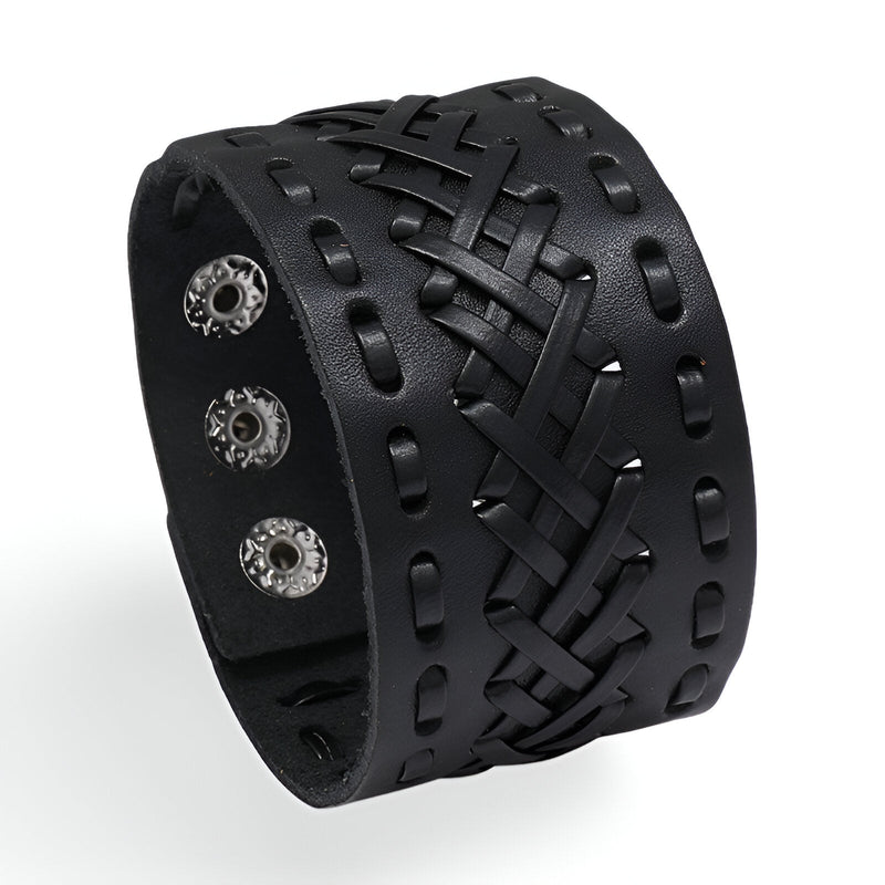 Bracelet manchette en cuir noir tissé avec coutures et fermoirs à bouton-pression en métal.