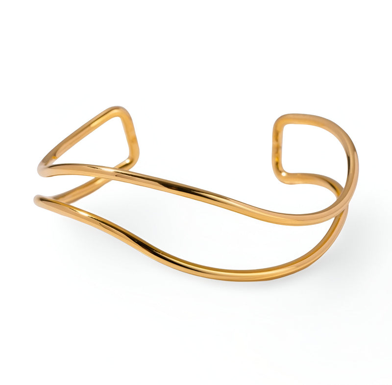 Bracelet manchette en titane plaqué or aux lignes courbes élégantes et finition brillante.
