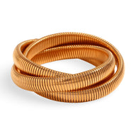 Bracelet manchette trio en métal doré à effet tubulaire lisse et brillant.