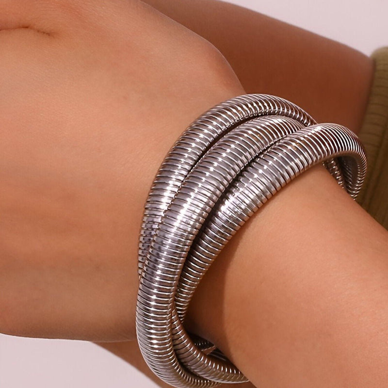Bracelet manchette argenté triple anneaux texturés en métal souple élégant féminine.