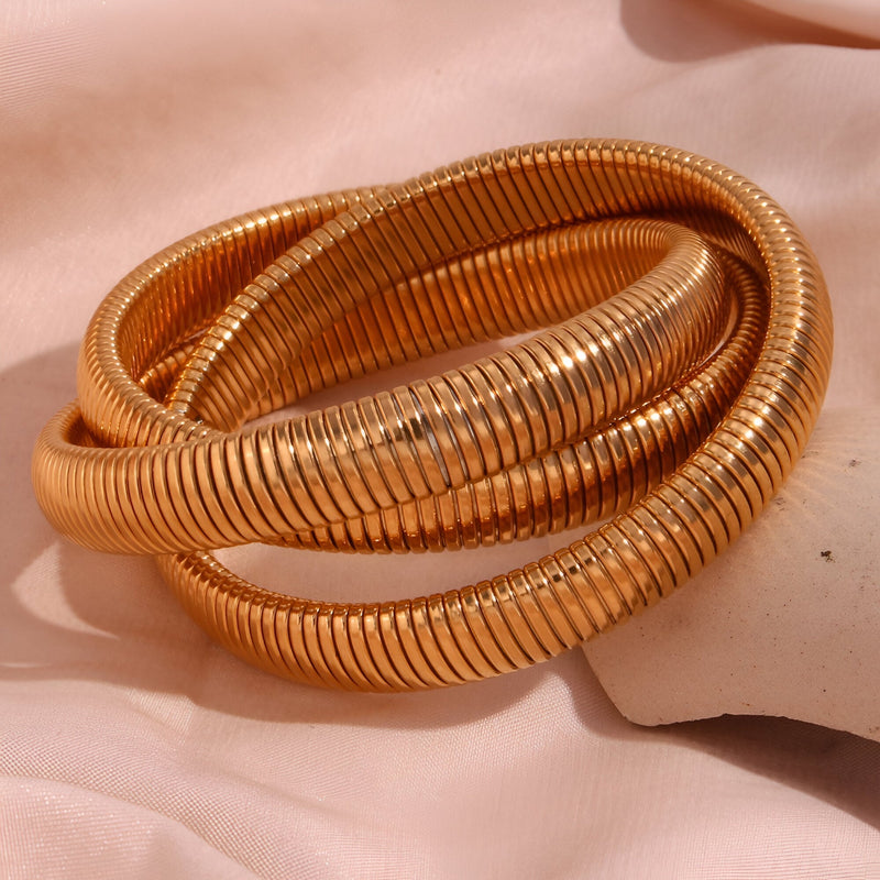 Bracelet manchette trio Oriane en métal doré à effet ressort flexible.