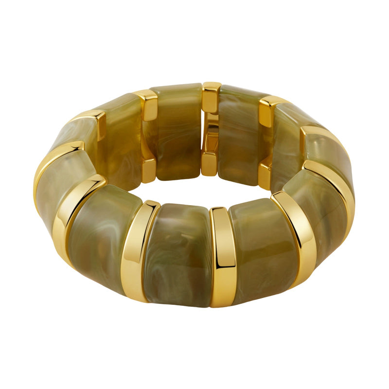 Bracelet manchette épais en acrylique marron et doré avec maillons larges et finition brillante.