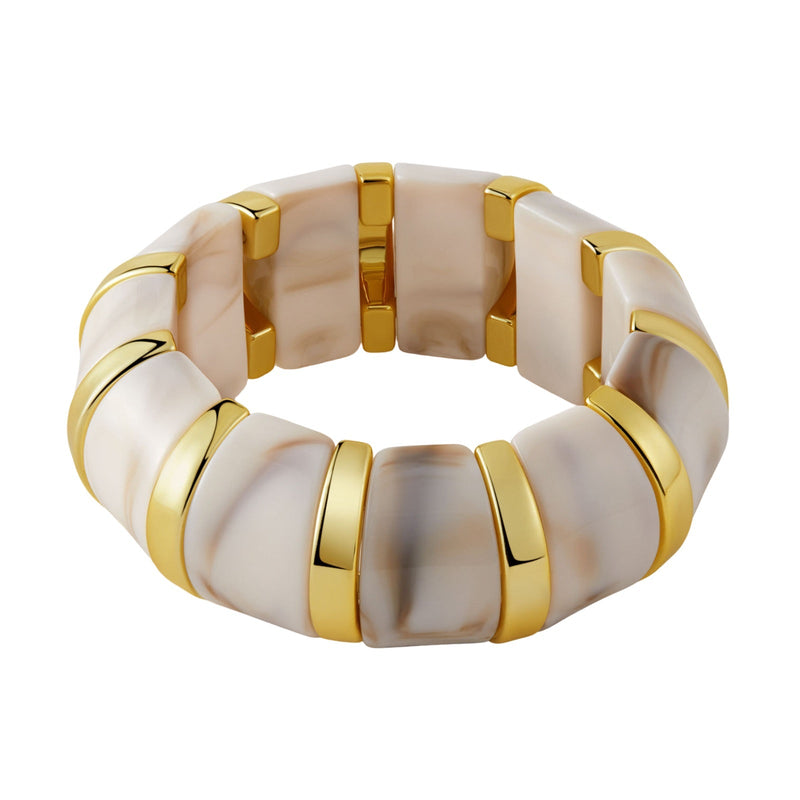 Bracelet manchette épais en acrylique beige avec inserts dorés élégants.