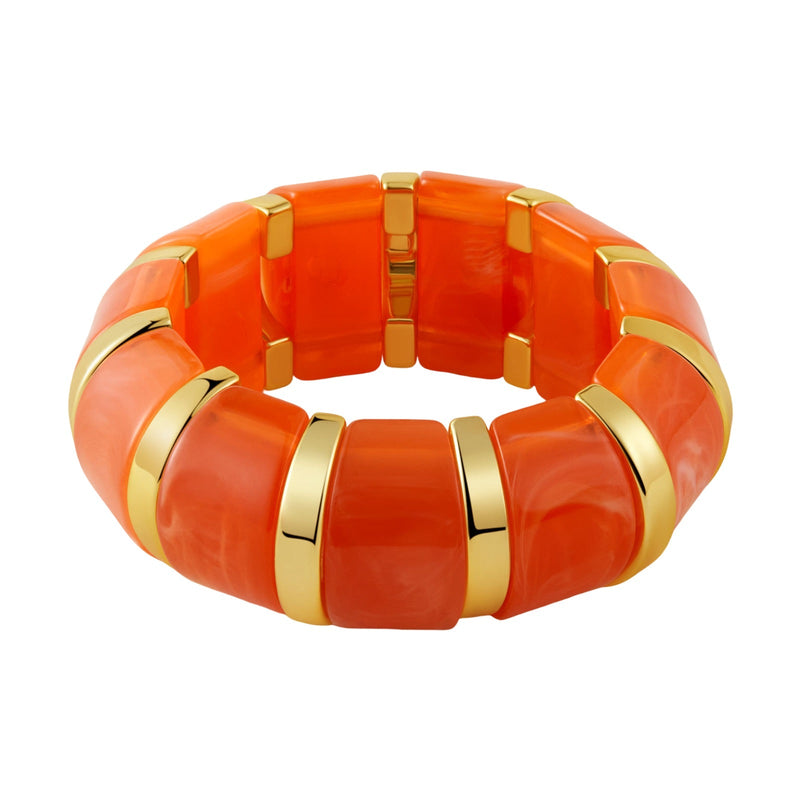 Bracelet manchette épais en acrylique orange avec inserts métalliques dorés, style chic et contemporain.