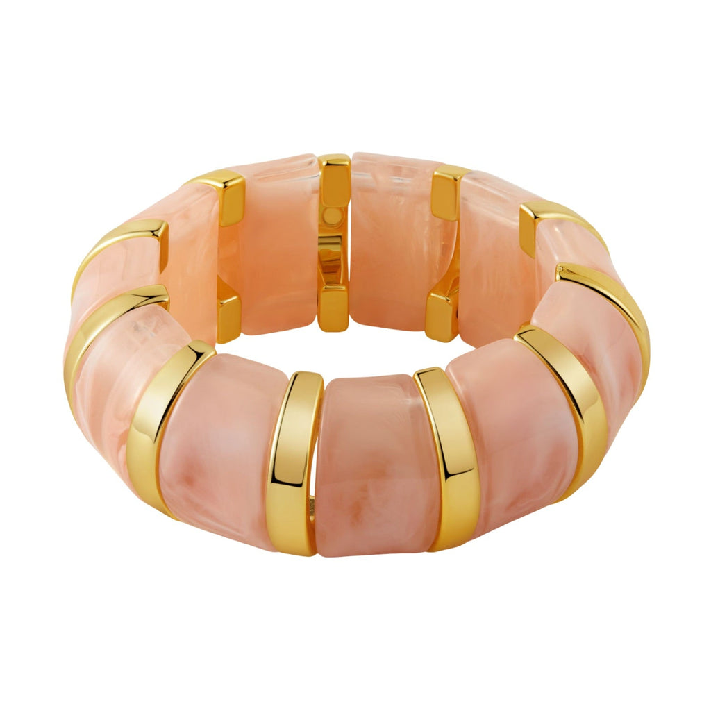 Bracelet manchette épais en acrylique rose avec larges plaques et détails dorés élégants.