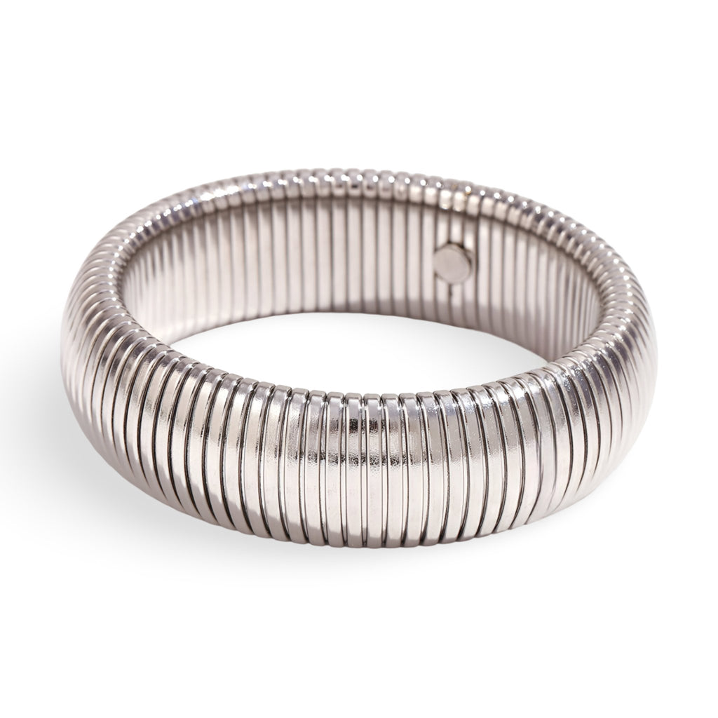 Bracelet manchette flexible en maille d'argent modèle Aurélie au design moderne lisse.
