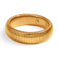 Bracelet manchette flexible en maille dorée, finition lisse et brillante.