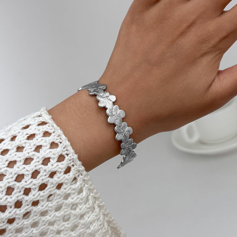 Bracelet manchette floral, fleurs scintillantes, en acier inoxydable, modèle Oraya - La Boutique du Bracelet