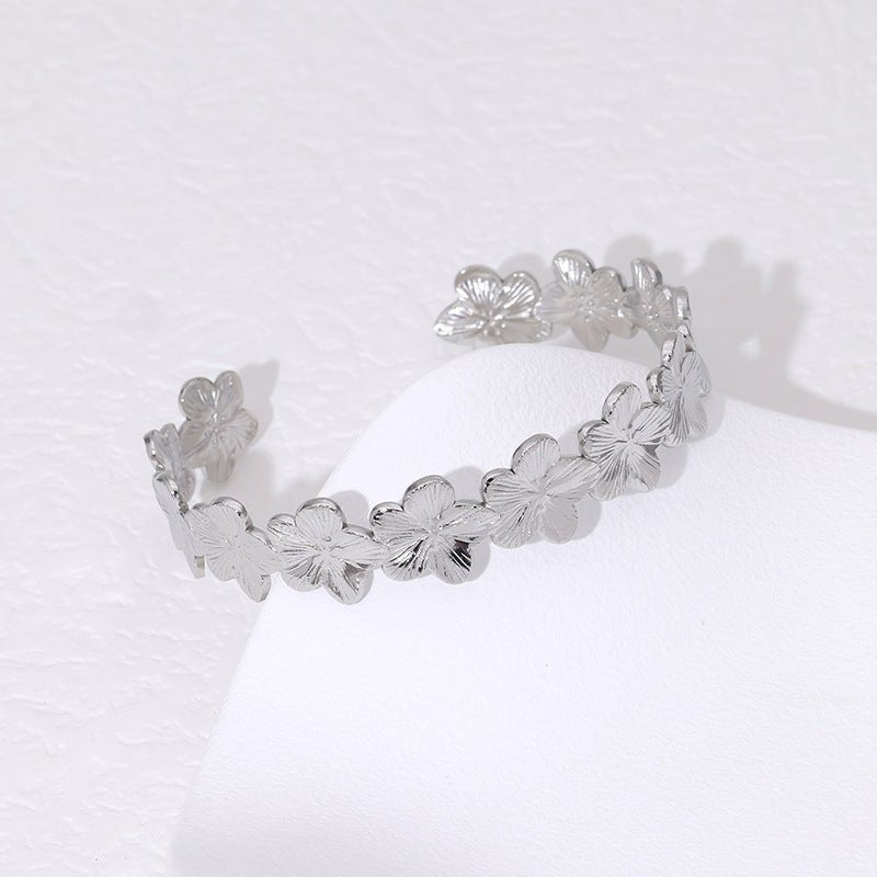 Bracelet manchette floral, fleurs scintillantes, en acier inoxydable, modèle Oraya - La Boutique du Bracelet