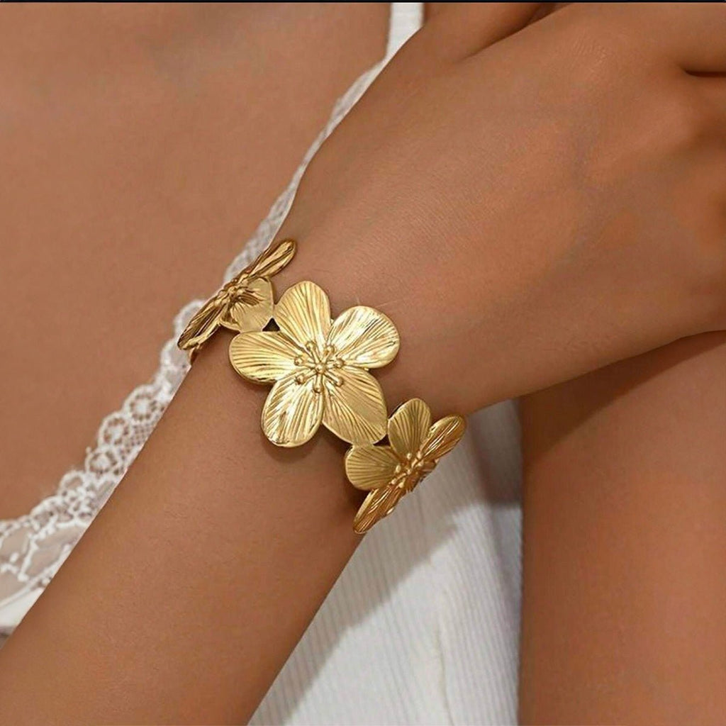 Bracelet manchette floral, fleurs sculptés larges, en acier inoxydable, modèle Vaelis - La Boutique du Bracelet