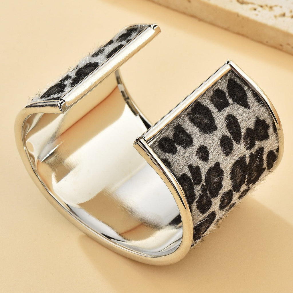 Bracelet manchette argenté avec motif léopard noir et gris élégant, style Ganya.