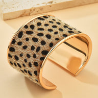 Bracelet manchette doré avec motif léopard en tissu poilu, large et ouvert au dos.