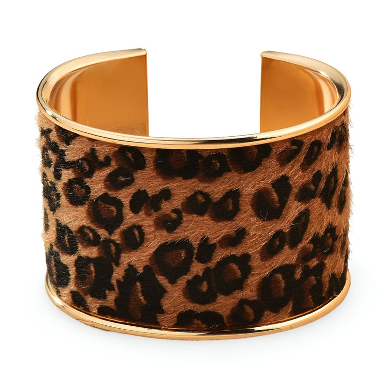 Bracelet manchette large en cuir à motif léopard brun et noir avec bordures dorées brillantes.