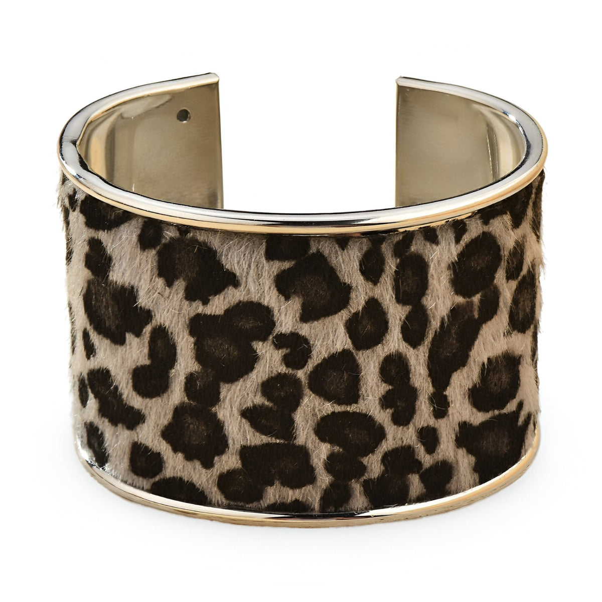 Bracelet manchette large en métal argenté avec motif léopard en tissu doux.