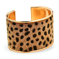 Bracelet manchette doré avec motif léopard en fourrure synthétique, style large et ouvert.