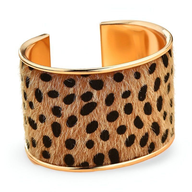 Bracelet manchette doré avec motif léopard en fourrure synthétique, style large et ouvert.
