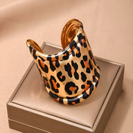 Bracelet manchette or à motif léopard large et incurvé pour femme, modèle Liare.