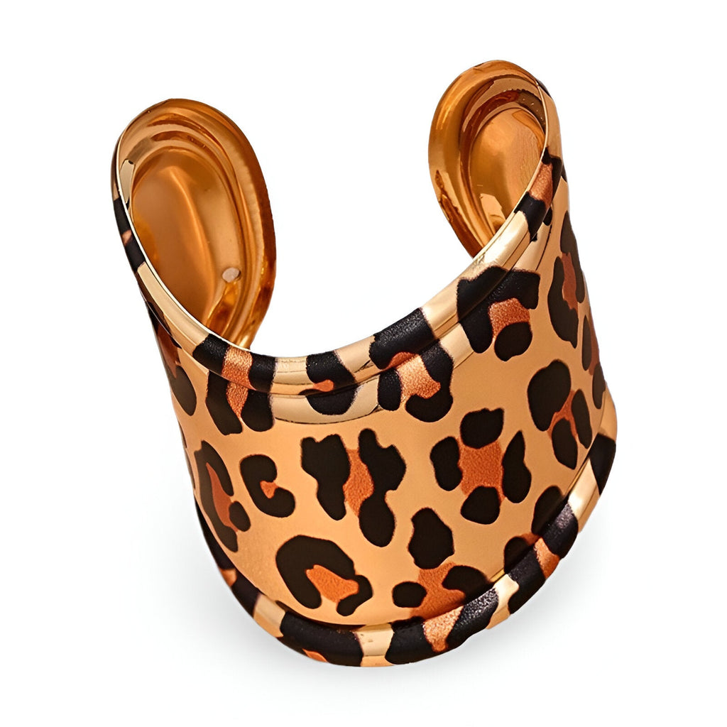 Bracelet manchette en métal doré avec motif léopard noir et marron brillant.