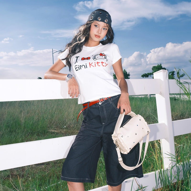 Bracelet manchette multi-anneaux argenté porté au poignet, style tendance et moderne.