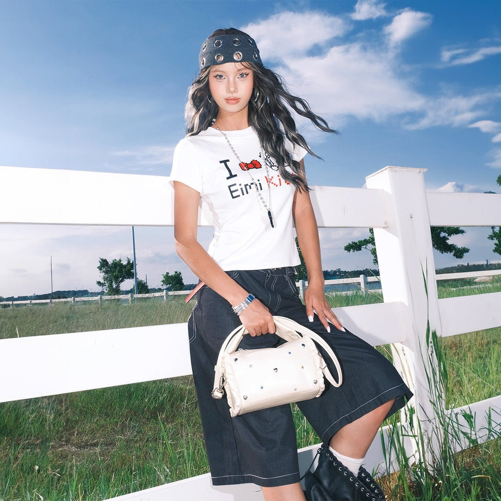 Bracelet manchette multi-anneaux en argent porté sur le poignet, style moderne et élégant.